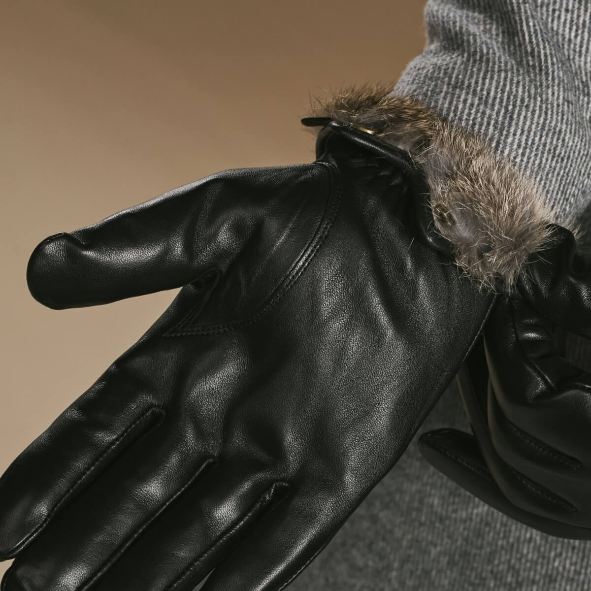Alexander (black) - Men’s lambskin leather gloves with luxurious rabbit fur lining and touchscreen feature - Schwartz & von Halen - US - 3