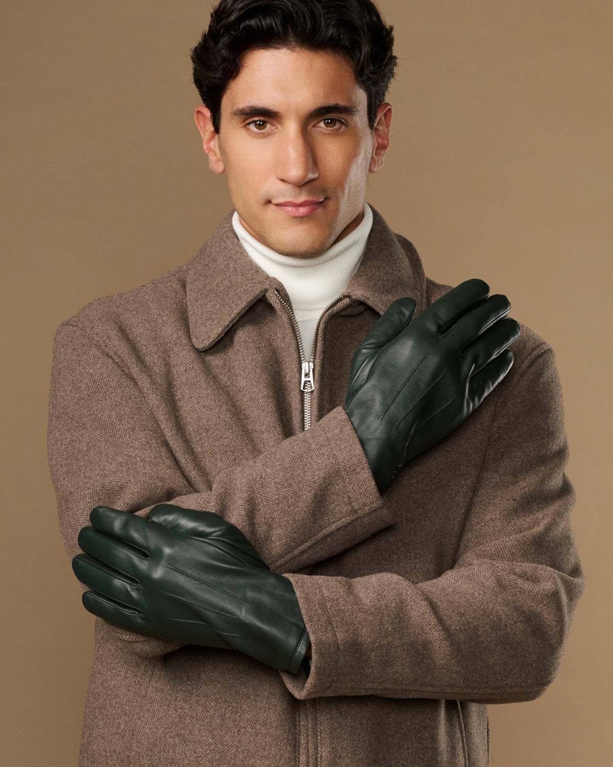 Dark green Jake sheepskin gloves with warm fleece lining, model arms crossed