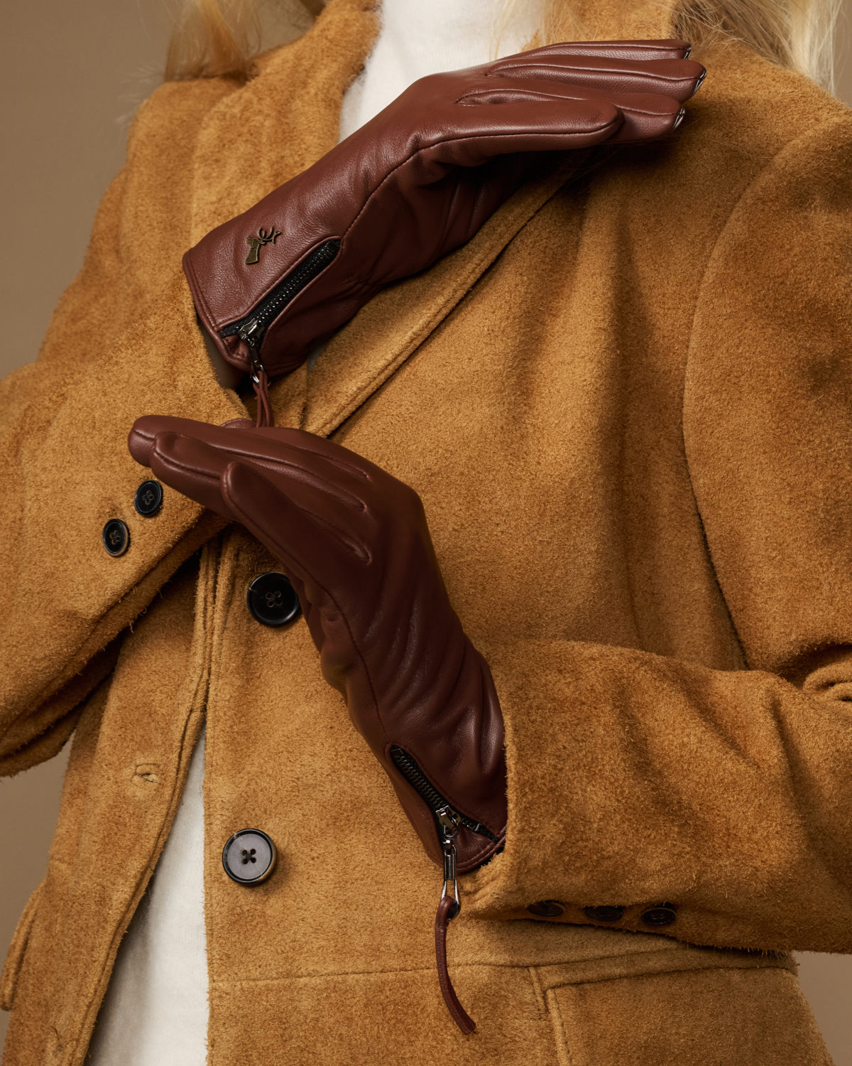 Brown leather gloves with cashmere lining, side zip and small logo detail